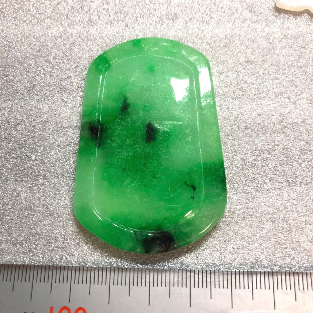 翡翠 鯉・蓮縁起彫刻 根付 置物 翡翠 鯉・蓮縁起彫刻 根付 置物