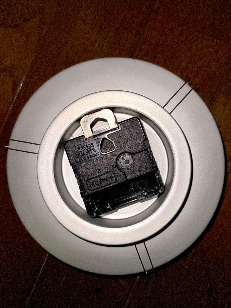 ARNE JACOBSEN モダン掛時計 ホワイト/レッド