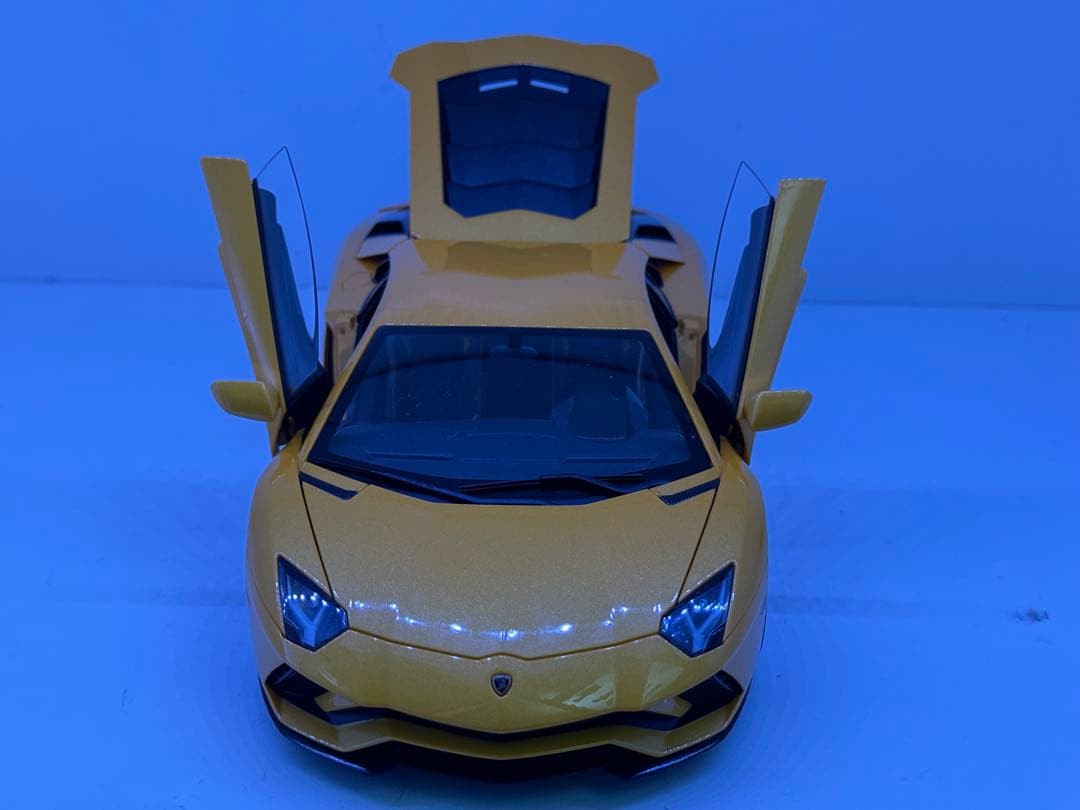 オートアート 1/18アヴェンタドールS