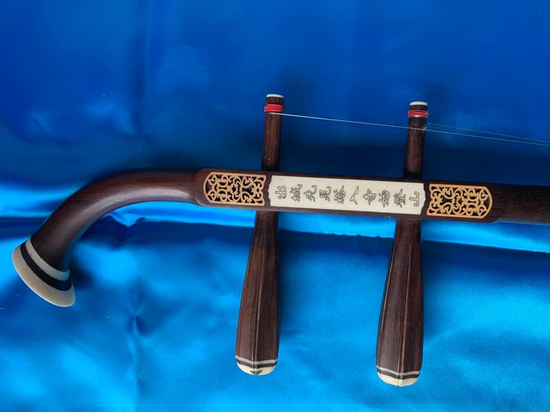 二胡★國際コンクール優勝者★万菊根先生の製作した★老紅木二胡です。