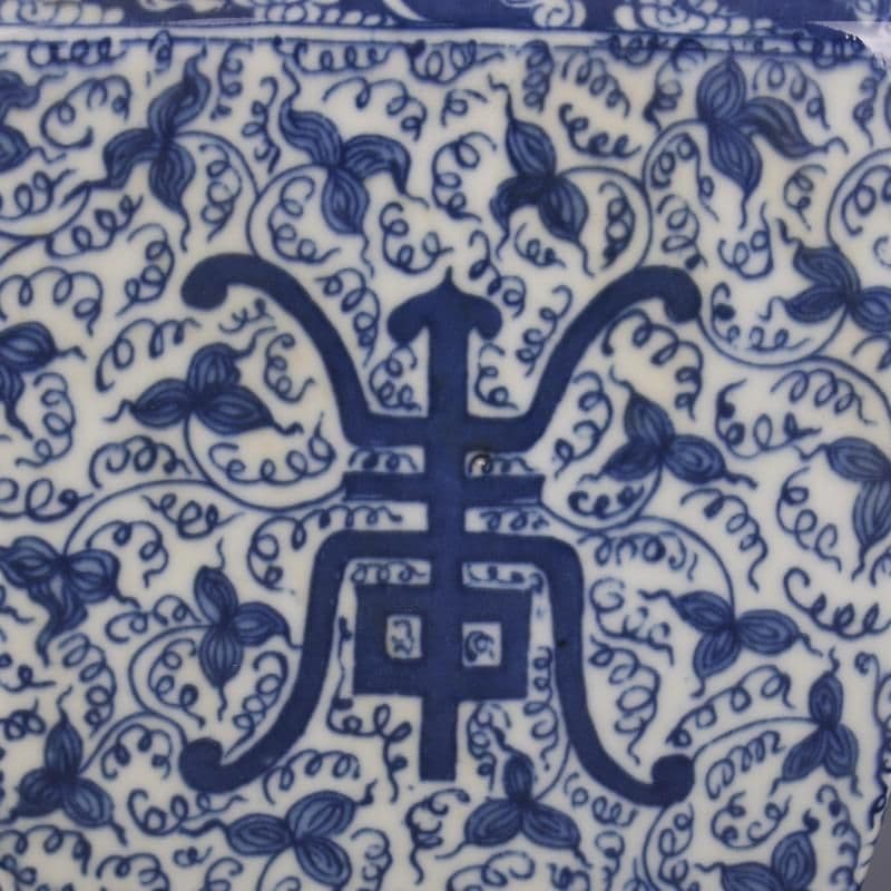 清康煕青花模様福寿三角瓶 景徳鎮 陶磁器 装飾品 現代工芸品