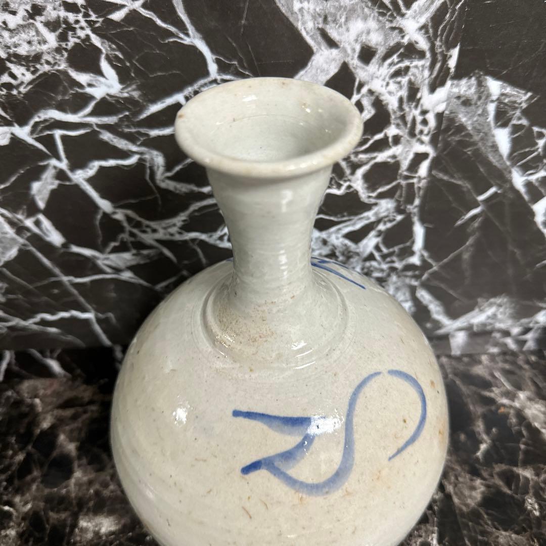 李朝、白磁染め付け、中徳利、時代箱付き。