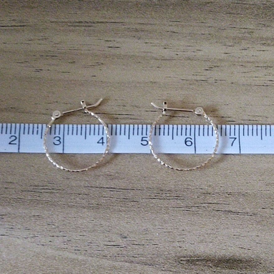 agete ゴールド ツイストデザイン ピアス　k10　1.5cm