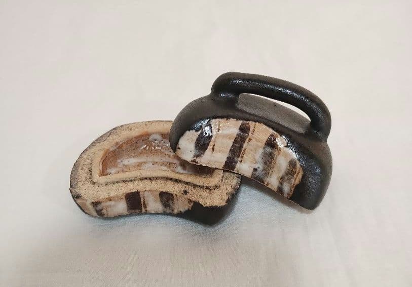 黒織部弾香合 木箱入【陶器/茶道具】