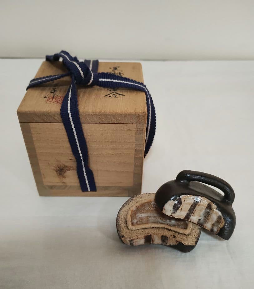 黒織部弾香合 木箱入【陶器/茶道具】