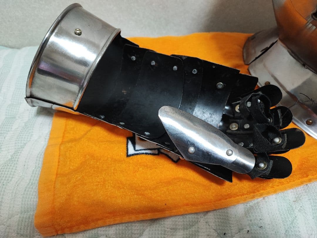 三が日までセール中 中世騎士のスチール製鎧 兜と籠手