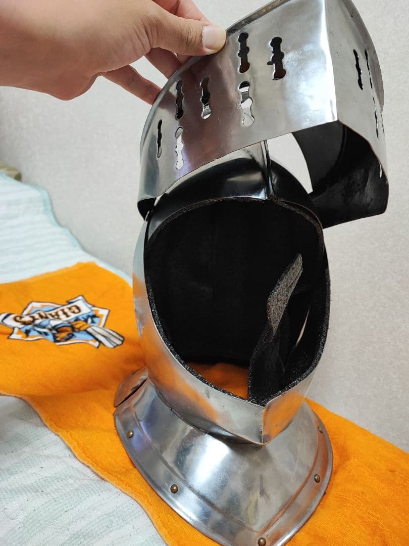 中世騎士のスチール製鎧 兜と籠手