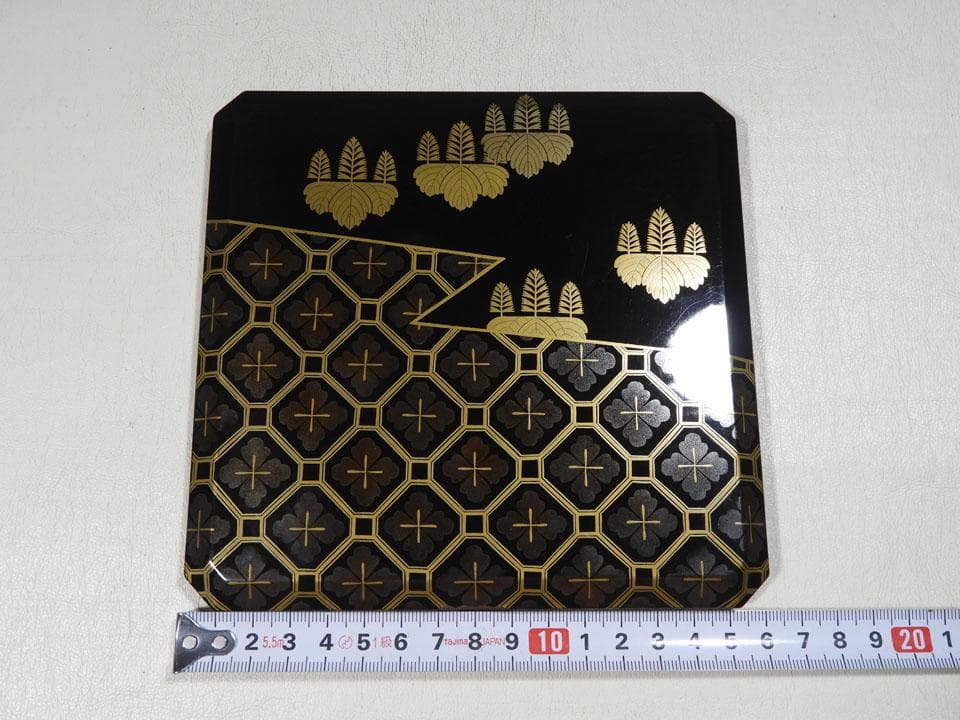 ●小さい 四段重箱 時代蒔絵 嵯峨桐 小紋尽くし 家紋 小重箱 片手の大きさ