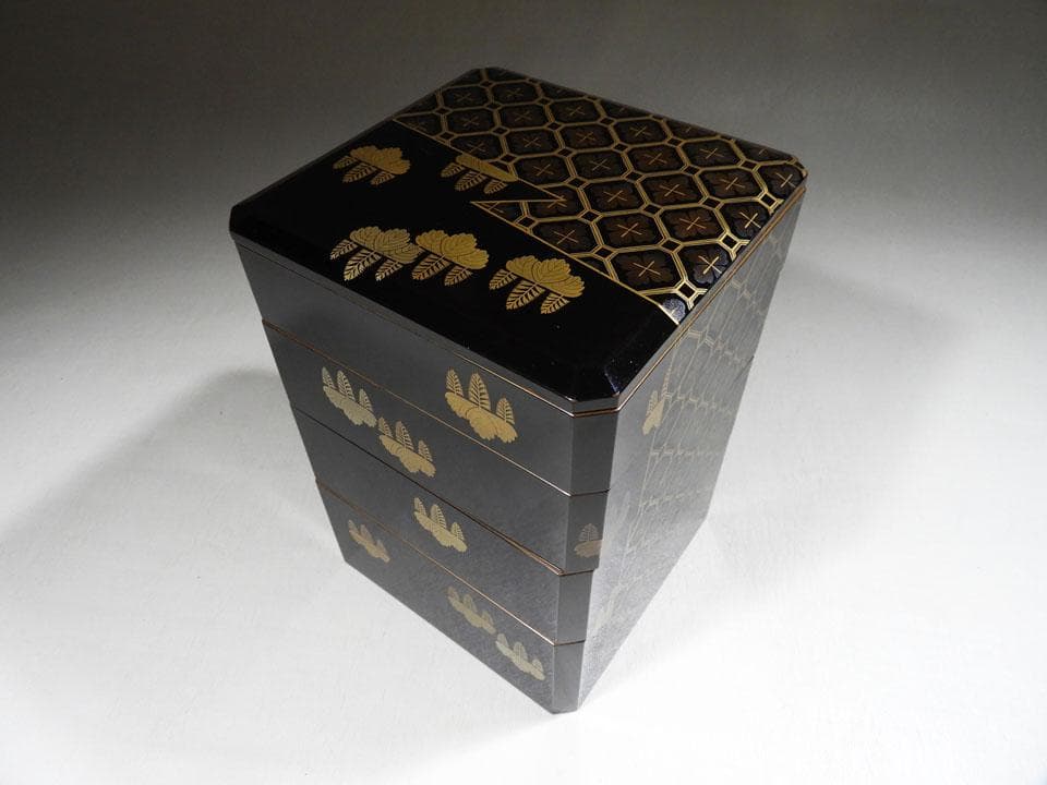 ●小さい 四段重箱 時代蒔絵 嵯峨桐 小紋尽くし 家紋 小重箱 片手の大きさ