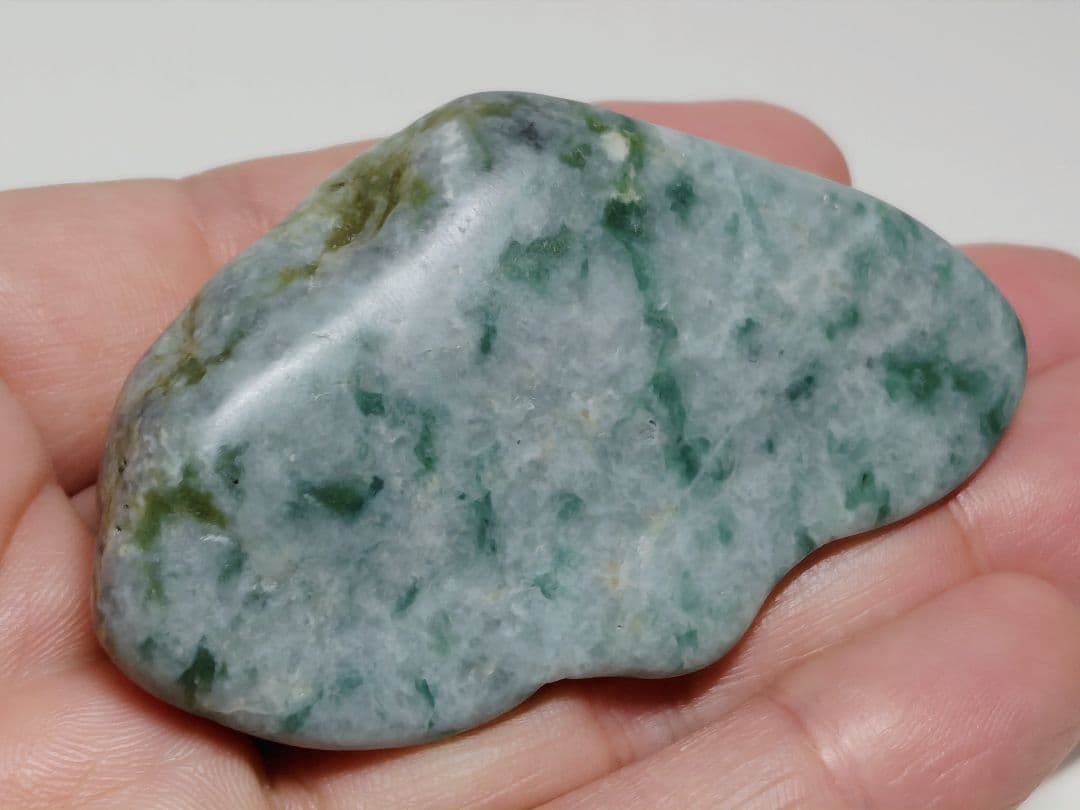 糸魚川156 翡翠 77g ヒスイ 原石 鑑賞石 自然石 誕生石 鉱物 鉱石