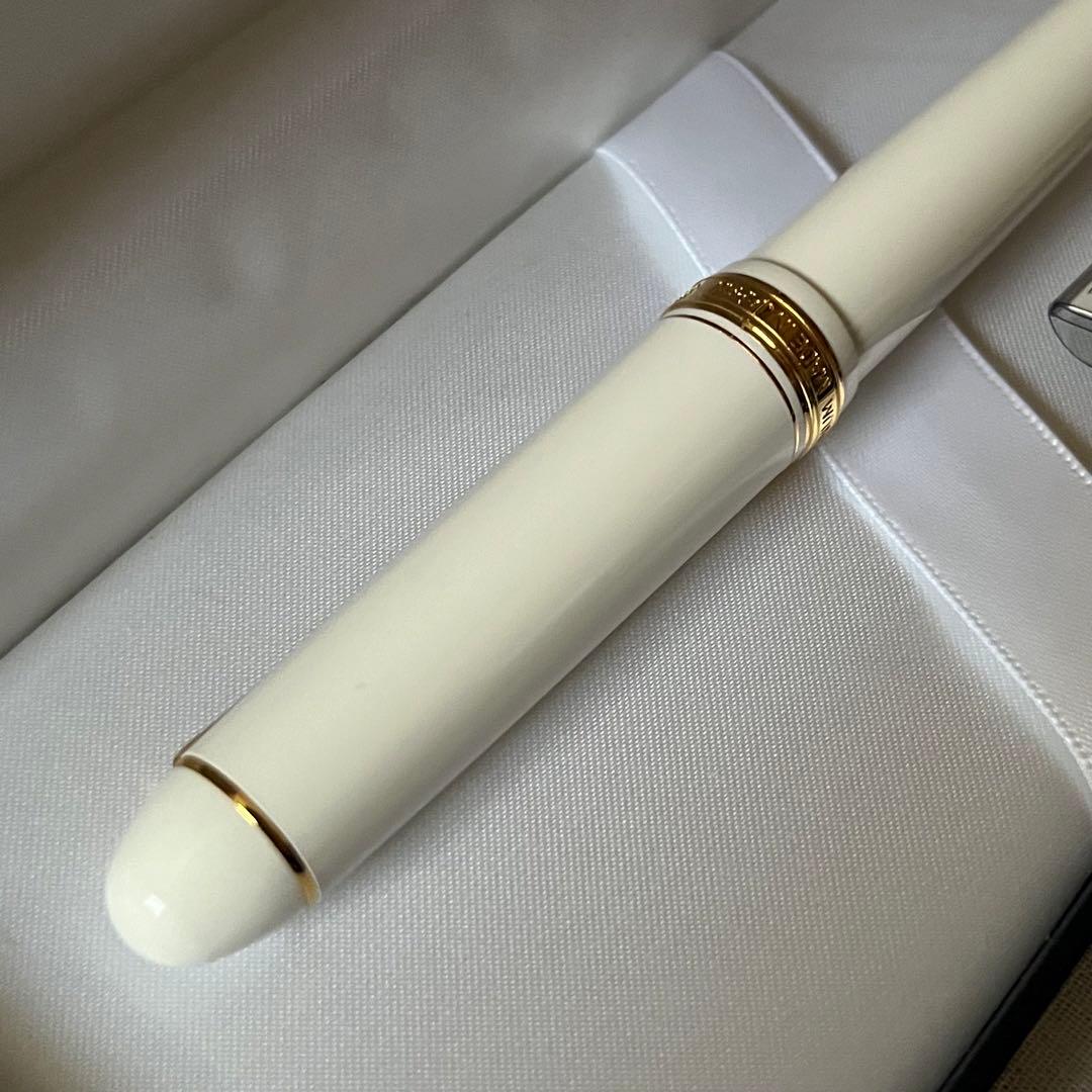 プラチナ 万年筆 センチュリー 3776 シュノンソーホワイト F 細字