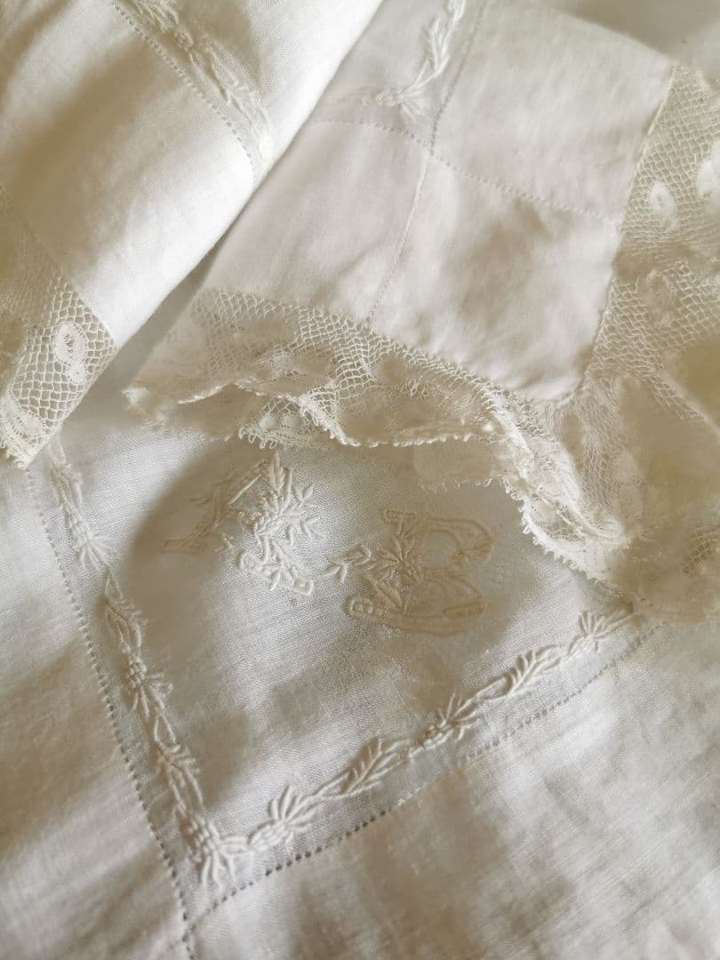 アンティークフランス 精緻な薊刺繍 公式 イニシャル花文字AB