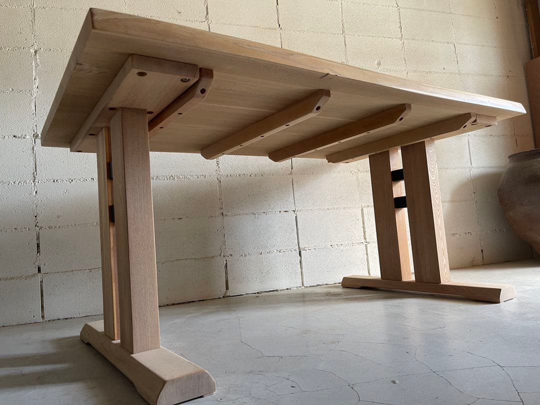 天然木無垢材　耳付き　ダイニングテーブル　二本脚