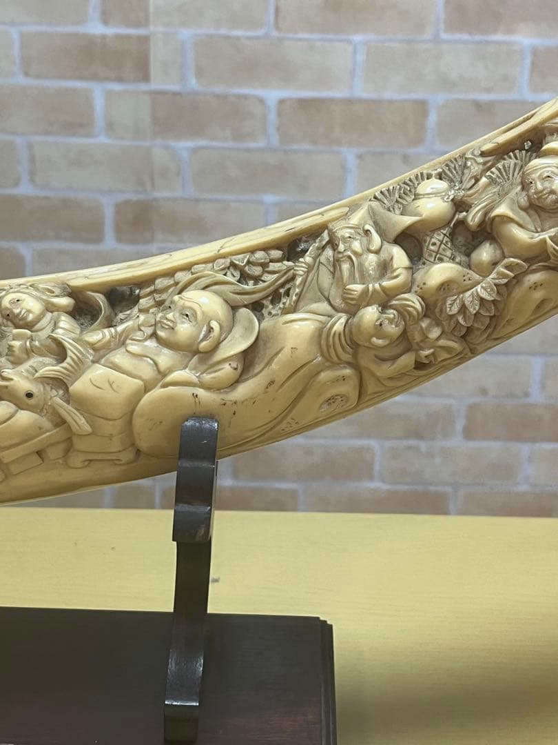一本牙 象牙風レプリカ 置き物 長さ約81cm 置き台付 樹脂か