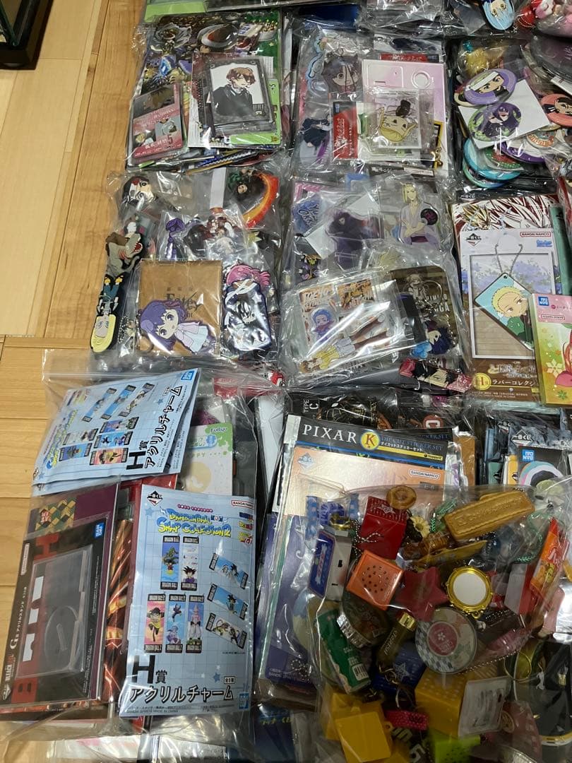 漫画　アニメ　グッズ　缶バッジ　アクリルスタンド　ラバーストラップ　ポスター