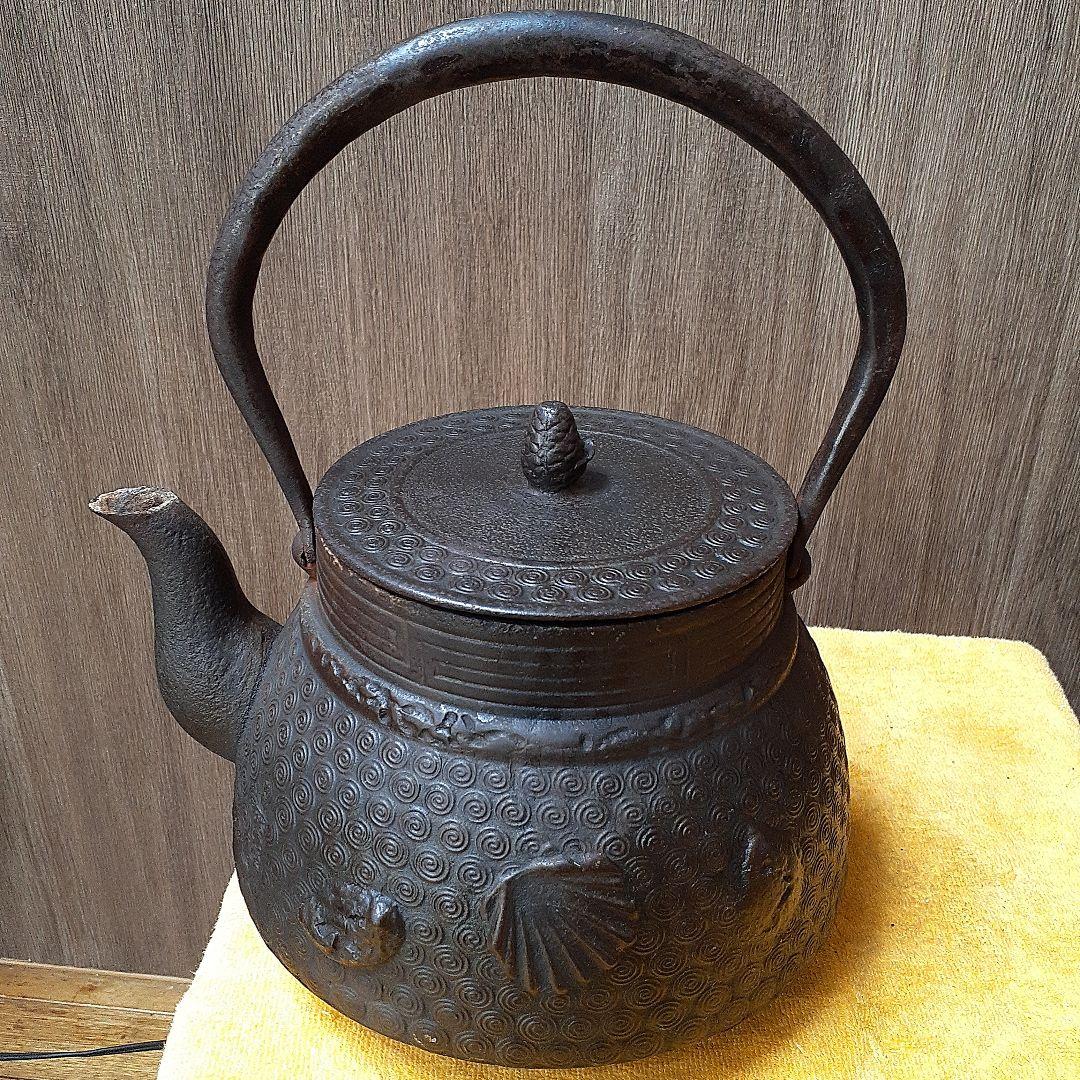 264 大振り 鉄瓶 陽刻 松雲堂