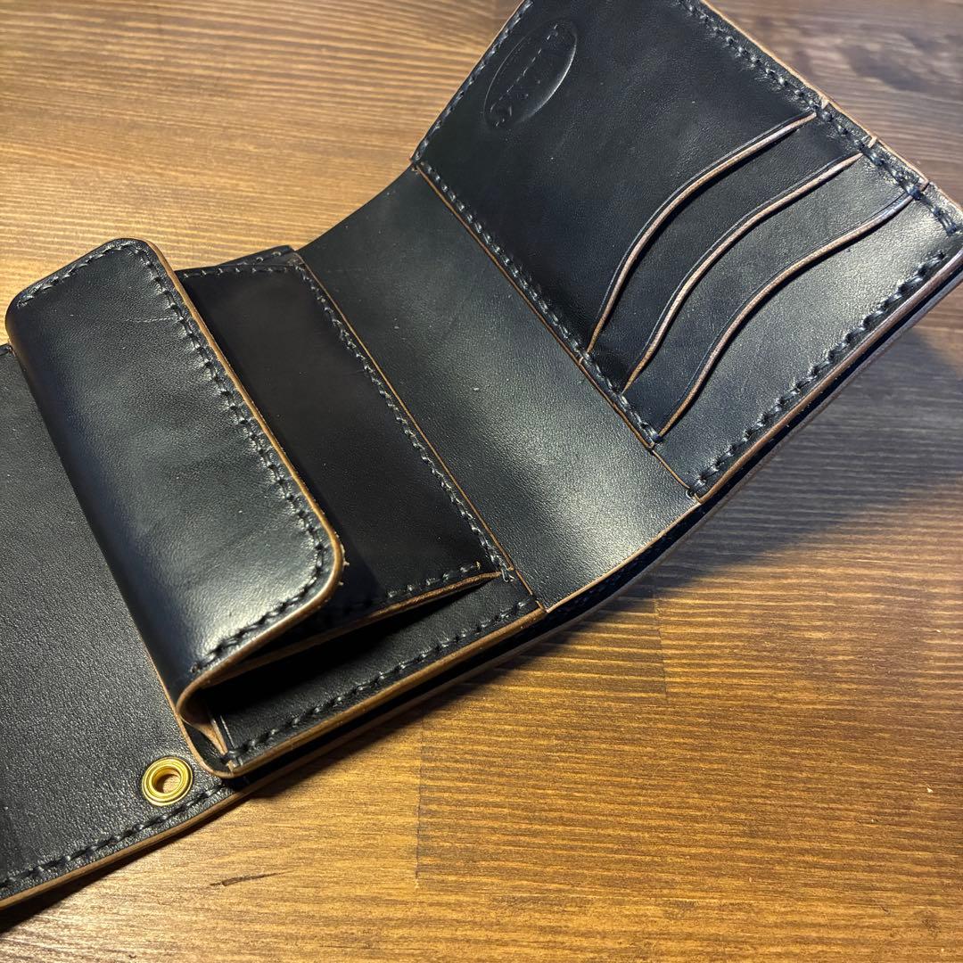 三つ折りミドルトラッカーウォレット　マリアムホースバット　丘染めブラック　茶芯