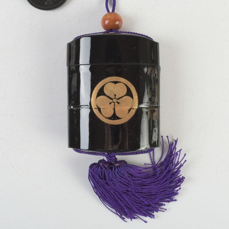 時代提げ物　黒漆　丸に片喰蒔絵　印籠　薬入　根付　緒締め玉　C　9446