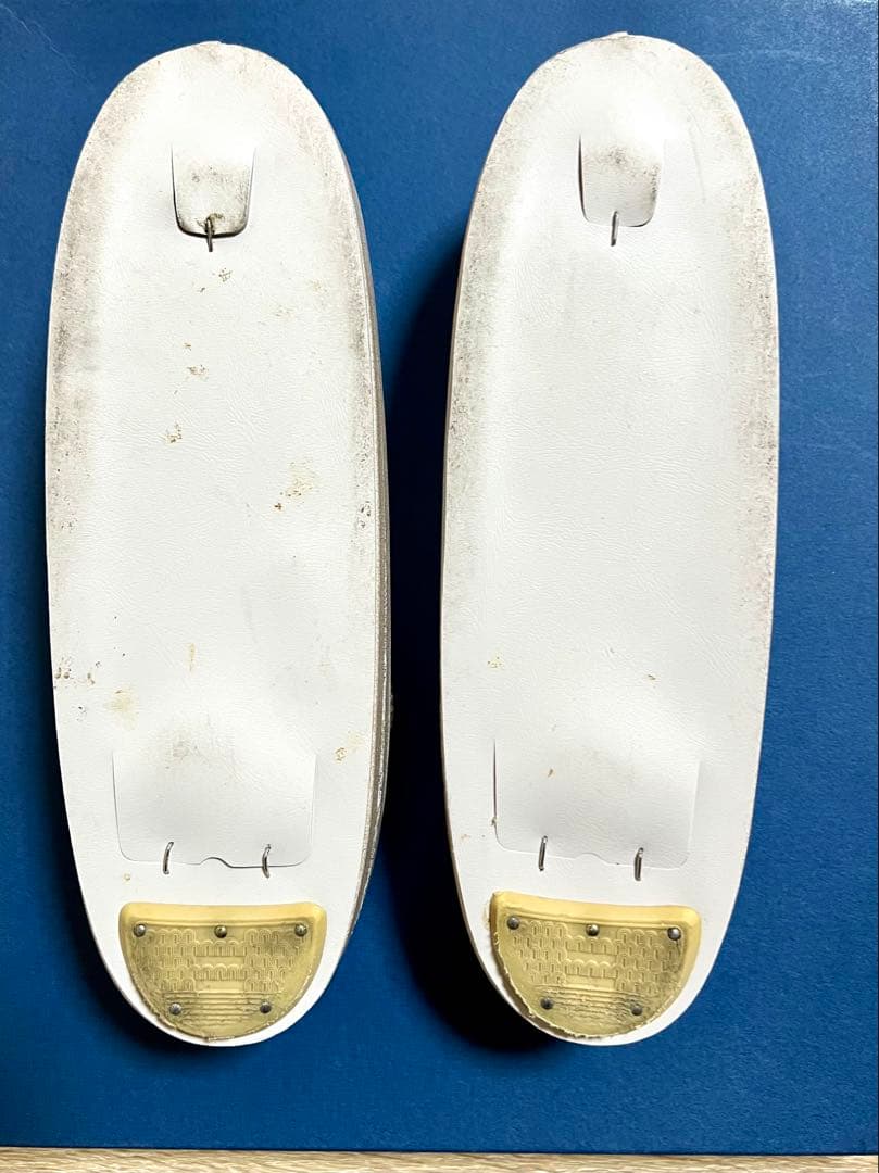 アイボリー に光沢がある花柄刺繍 ハンドバッグと草履セット