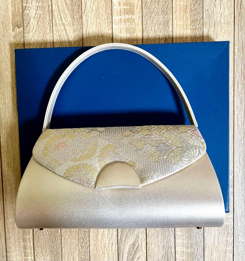 アイボリー に光沢がある花柄刺繍 ハンドバッグと草履セット