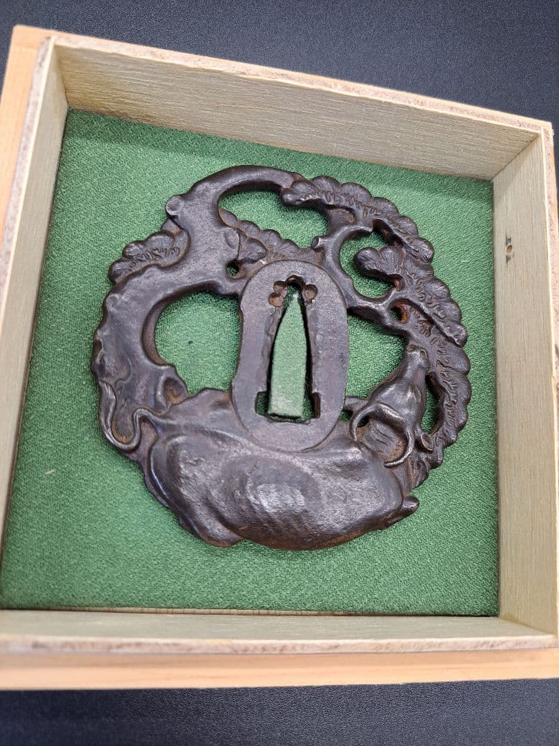 名品鉄地牛に老松図鍔 鐔 日本刀 刀 刀装具 時代物 真剣 居合い 古美術 侍