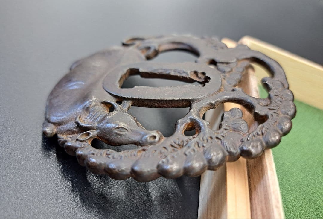 名品鉄地牛に老松図鍔 鐔 日本刀 刀 刀装具 時代物 真剣 居合い 古美術 侍