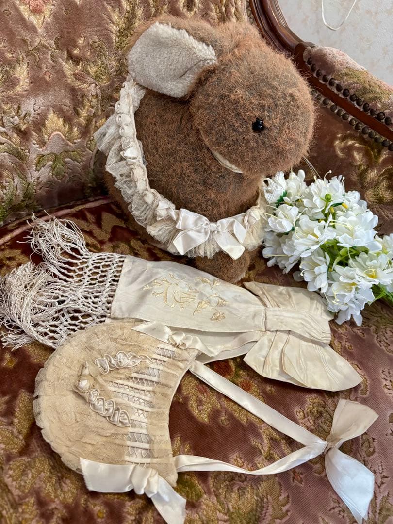 フランスアンティーク✨小さな薔薇リボンバック薔薇の花輪刺繍入りジャボ3点セット‼︎ リボン刺繍*アンティークレース*薔薇*ブローチ*l | iichi 日々の暮らし