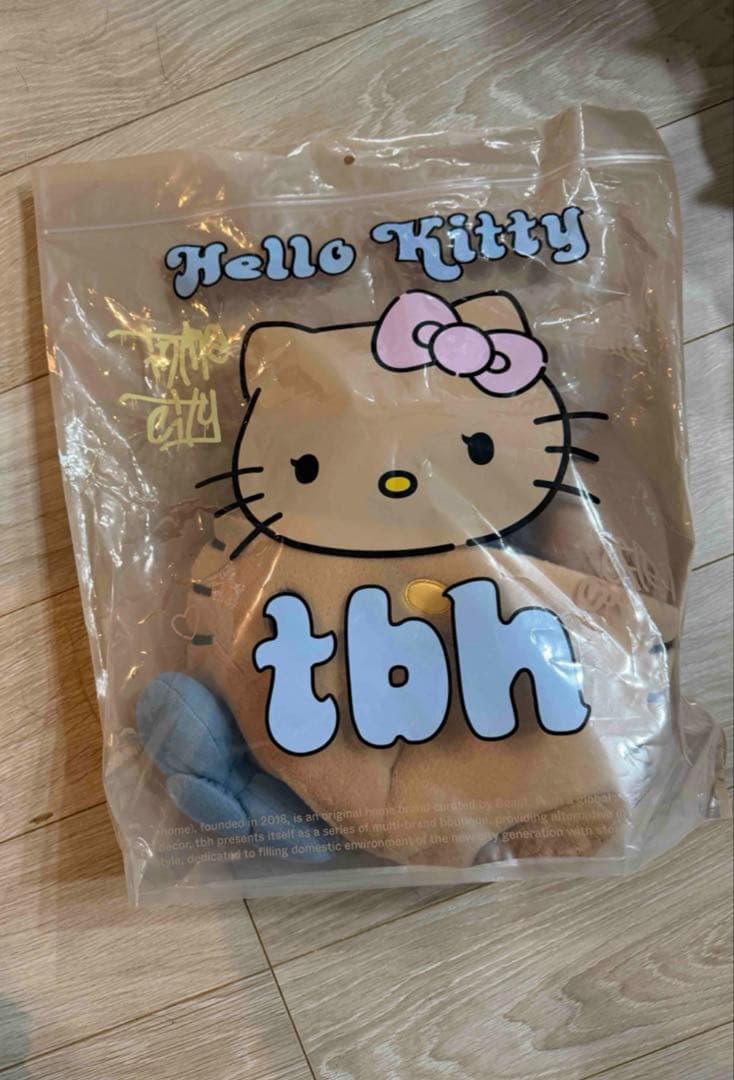 ハローキティ日焼 Hello Kitty tbh 海外限定 ネックピロー - メルカリ