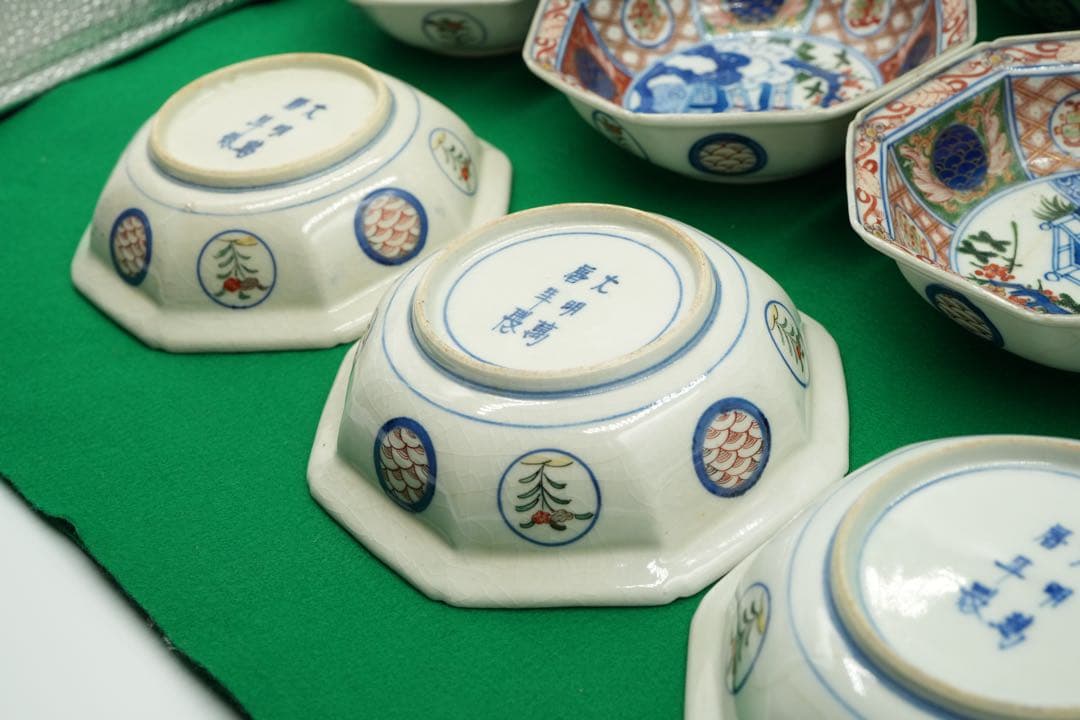 1，大聖寺伊万里１０客　赤絵金彩　八角中皿　大明萬暦年製　磁貫入　丸紋巻物　波図