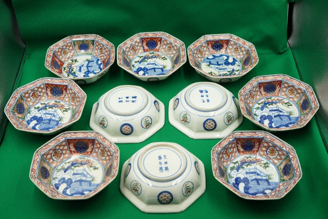 1，大聖寺伊万里１０客　赤絵金彩　八角中皿　大明萬暦年製　磁貫入　丸紋巻物　波図