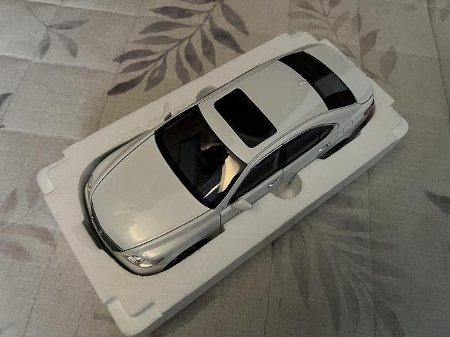 ノレブ　1/18スケール　レクサス LS460