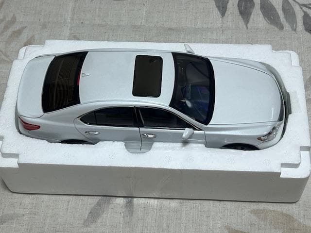 ノレブ　1/18スケール　レクサス LS460