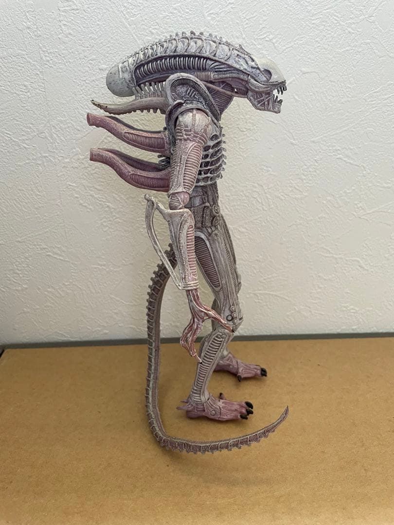 アルビノエイリアン　ネカ　フィギュア