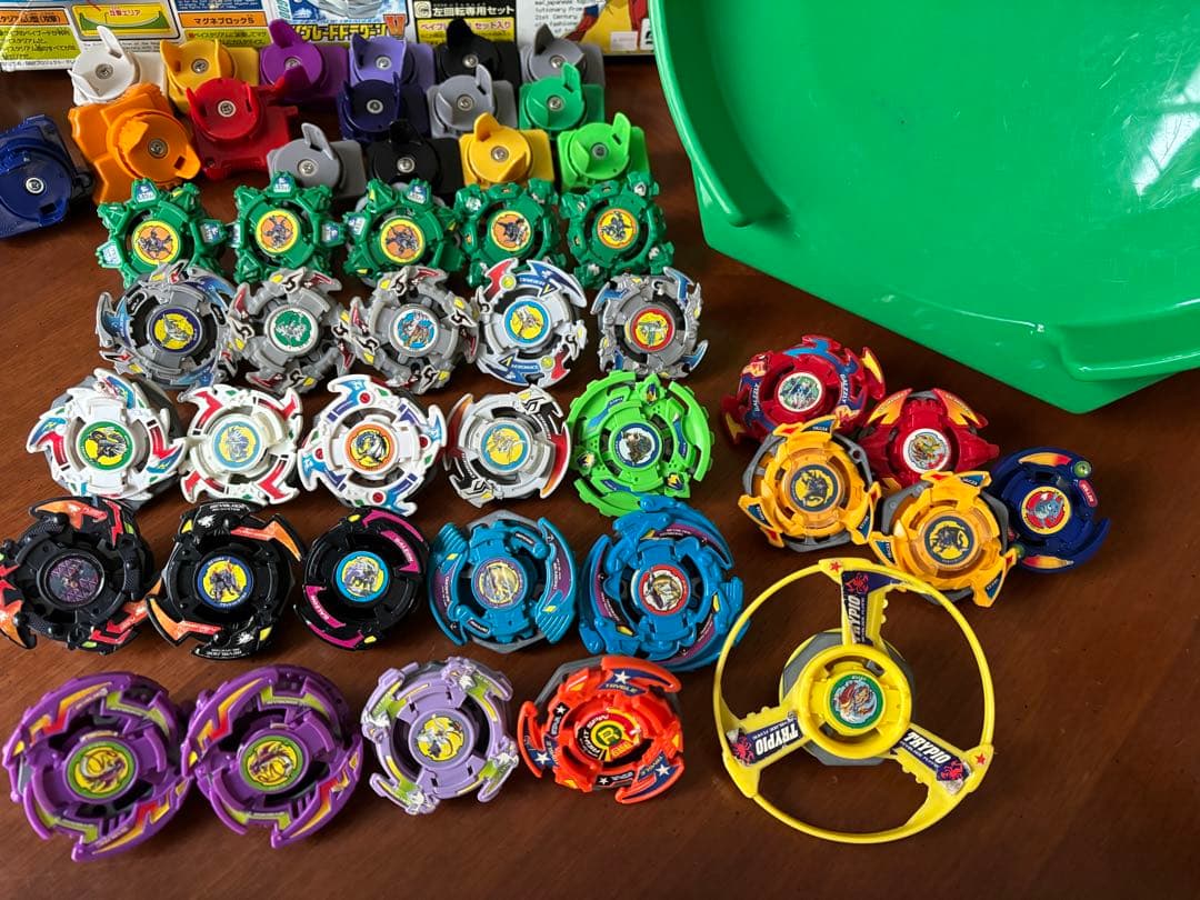 初代ベイブレード30個まとめ売り♪(スタジアム、レア☆ランチャー付き)