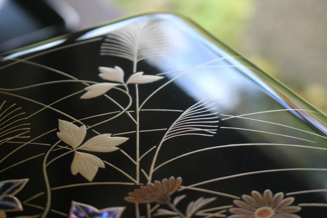 極小保管傷のみ！上質内朱黒漆に極上秋草螺鈿蒔絵の輪島塗台付三段重（検重箱お重