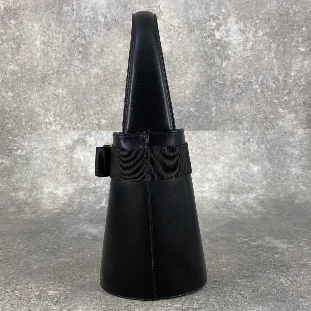 美品 フェラガモ ヴァラ金具 リボン バケツ型 レザーハンドバッグ ブラック 黒