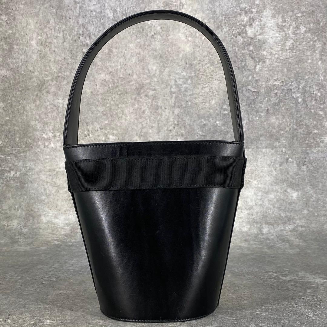 美品 フェラガモ ヴァラ金具 リボン バケツ型 レザーハンドバッグ ブラック 黒