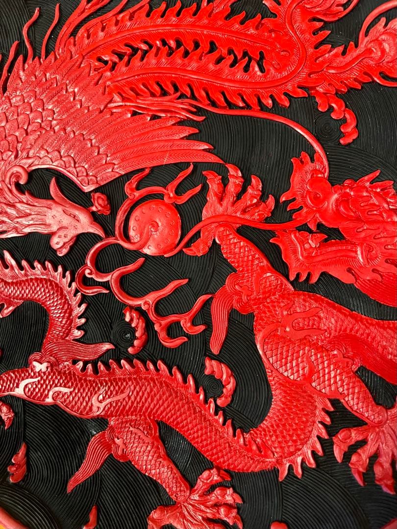 赤い漆器 龍と花の彫刻　皿　オブジェ　中国