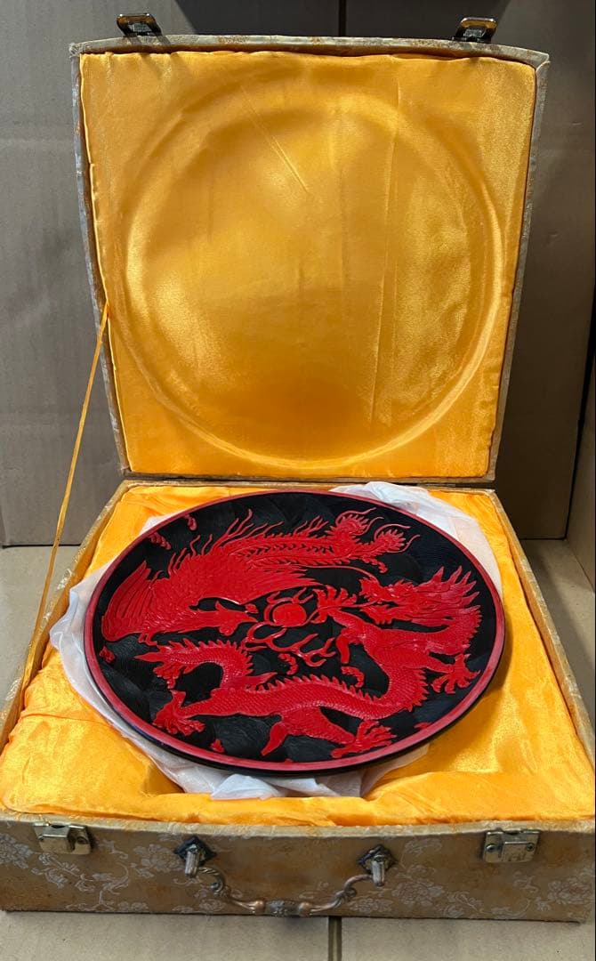 赤い漆器 龍と花の彫刻　皿　オブジェ　中国