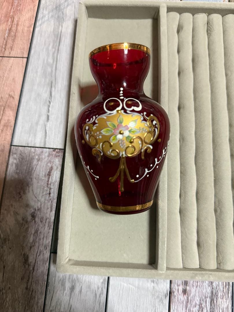 イタリアガラス工芸家 アントニオ·トゥルキの赤ガラスの花瓶(年数経過