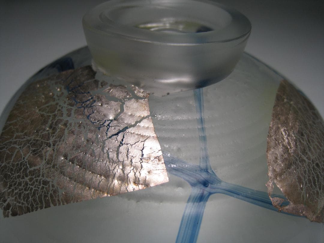 ガラス製抹茶碗 水崎長寿 義山平茶盌 銘【銀箔清流】