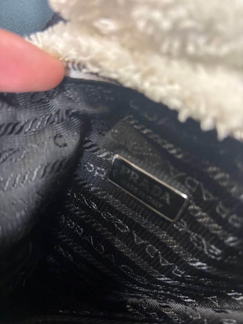 PRADA ホワイトファーショルダーバッグ