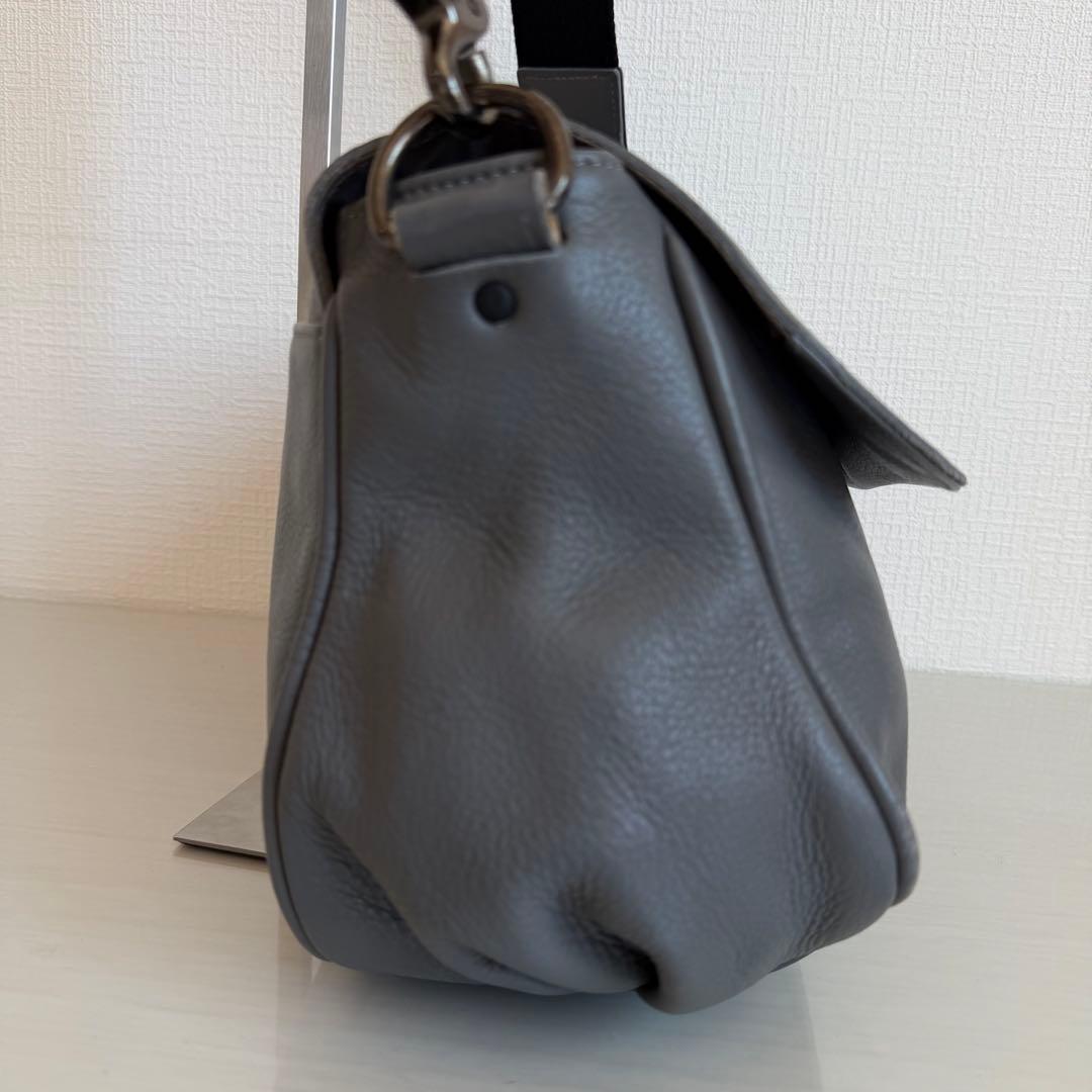 ヴィヴィアンウエストウッド　ショルダーバッグ　レザー　オーブ　大容量　グレー