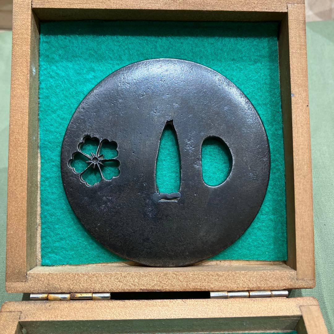 蔵出し 銅製花鳥彫獣三脚耳獅子 骨董品 金属工芸品 現状品