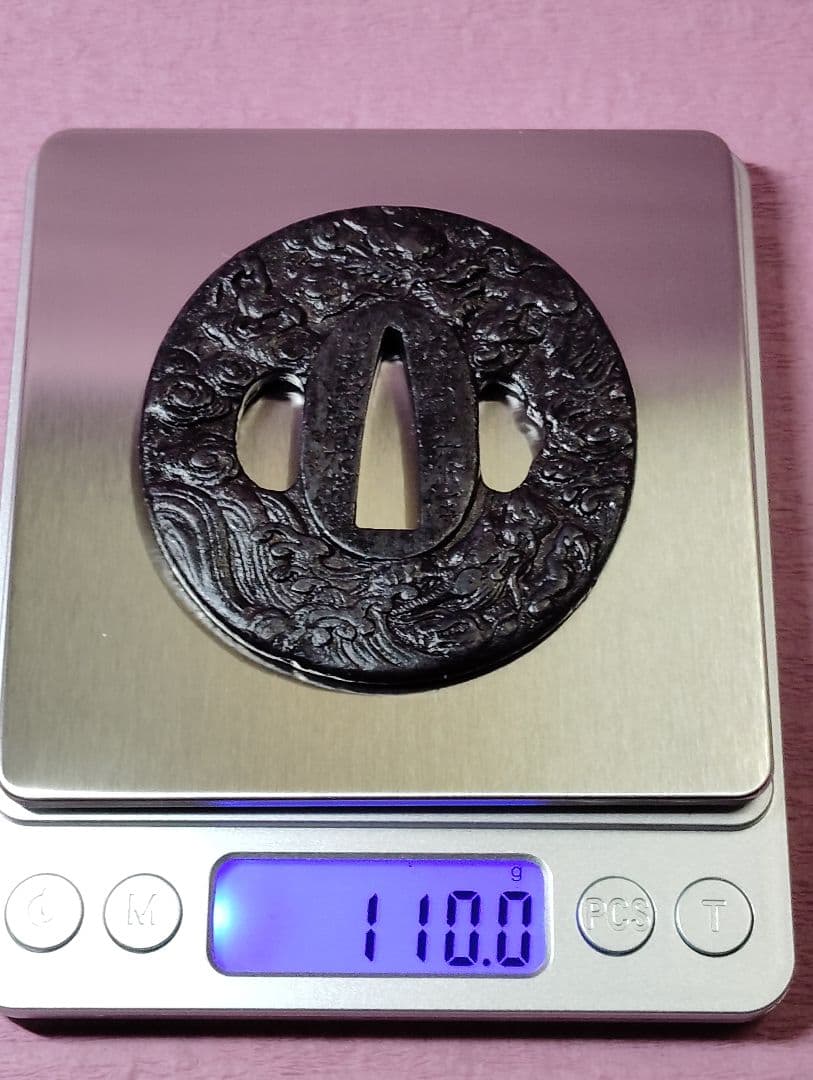 刀装具 鍔 在銘 山城國三條住 柏屋四郎左衛門 鉄地 雲龍 水龍図 丸形鐔 時代