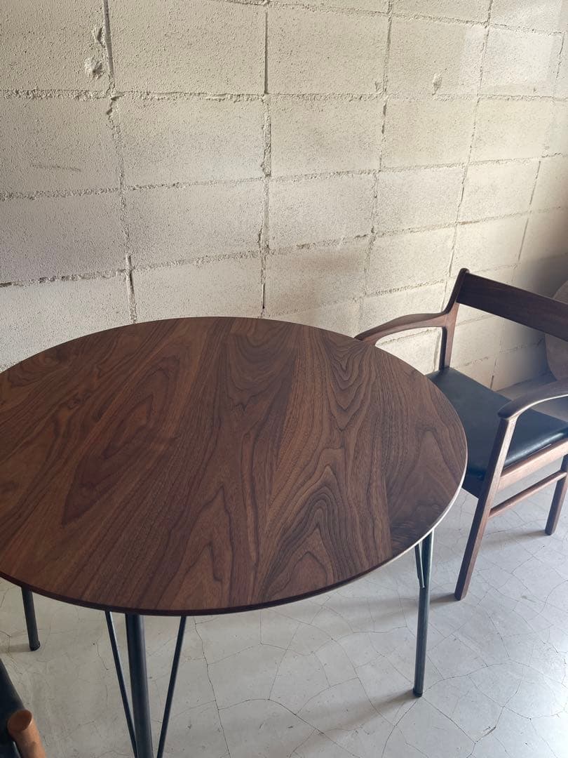 ウォールナット無垢　ダイニングテーブル　ラウンドテーブル　アイアン脚　北欧モダン