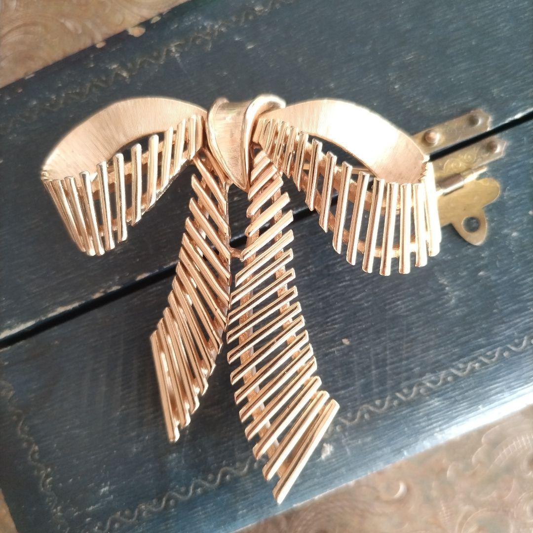 クラウントリファリ リボン ブローチ ヴィンテージ TRIFARI - メルカリ