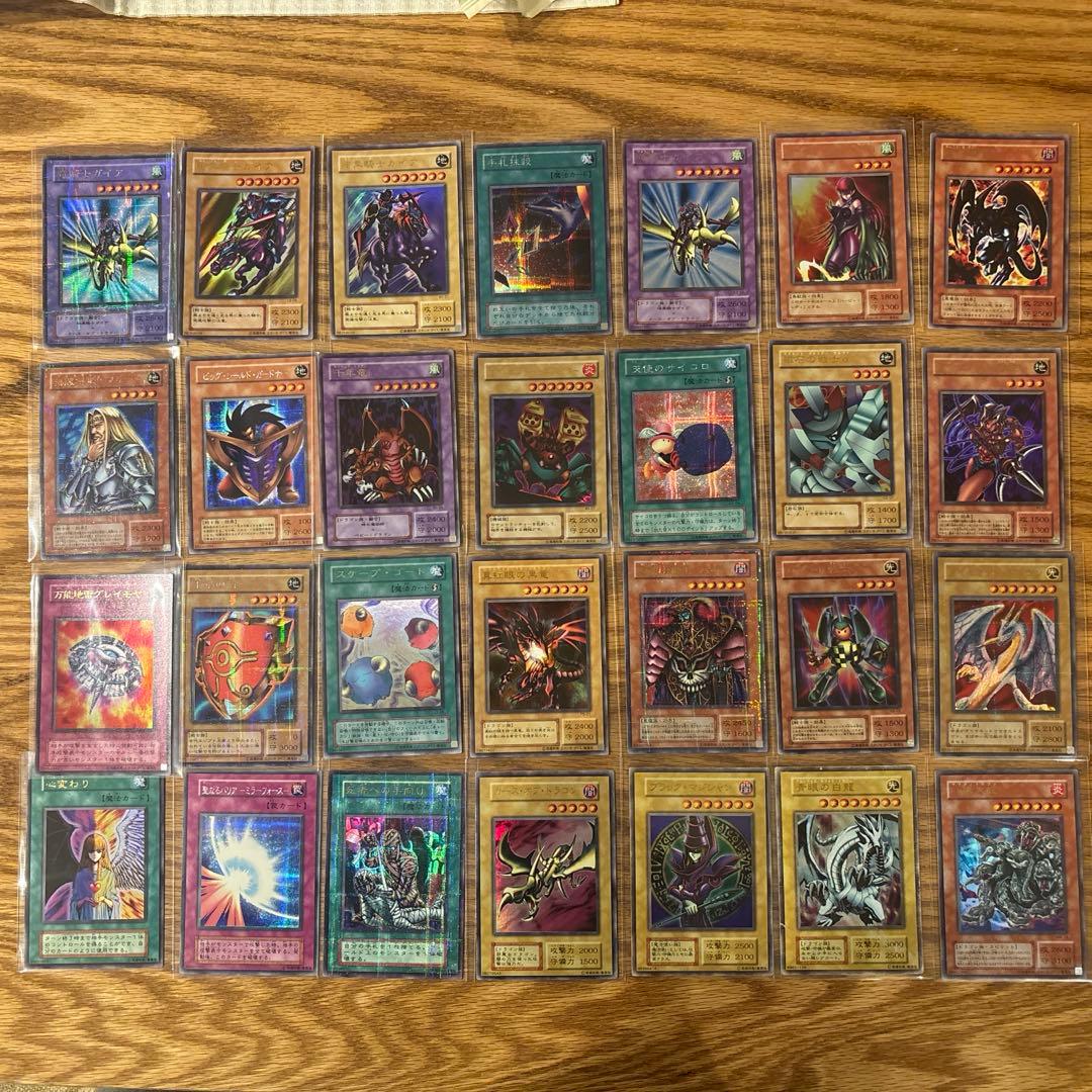 遊戯王カード　デュエルモンスターズ　ブラックマジシャン　ブルーアイズ　等28枚