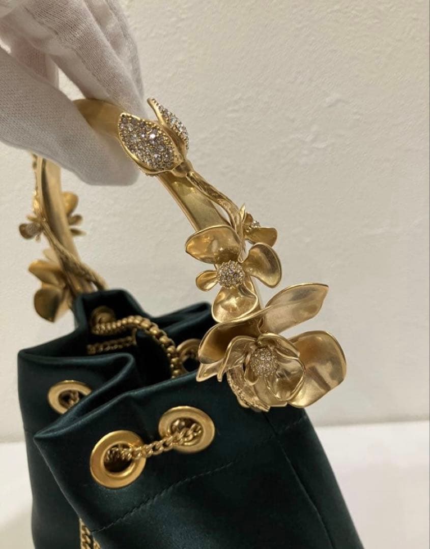 ジミーチュウ　メタルフラワー付き サテン・バケットバッグ　jimmy choo