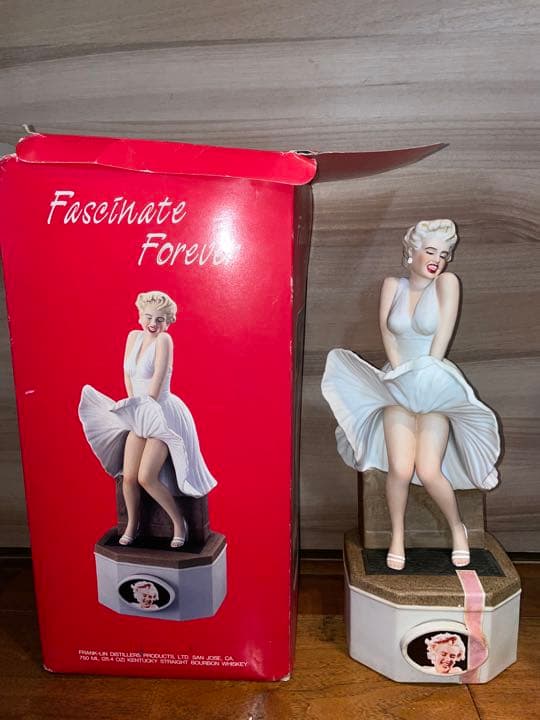 希少 マリリン・モンロー陶器ボトル 7年目の浮気 - メルカリ